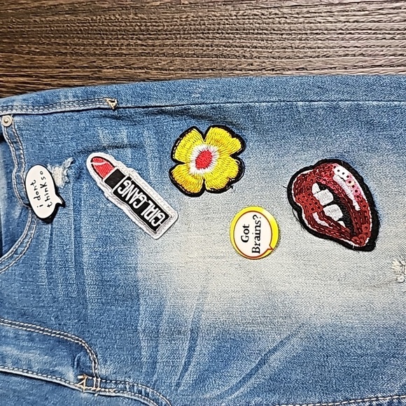 Indigo Rein Juniors' Patch Ripped Skinny Ankle Jeans Fun Patches & Pins  Size 3 - Picture 8 of 17